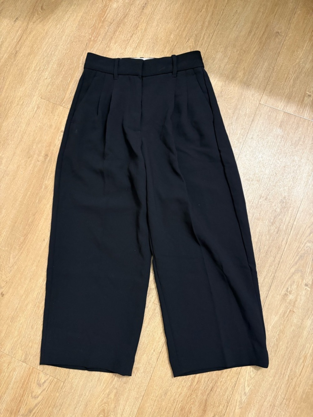 ❗️SOLD❗️Aritzia The Effortless Pant Black Cropped